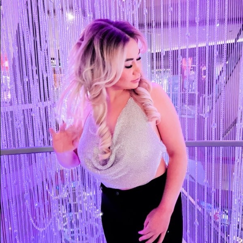 Diamond top with clap like necklace in back.